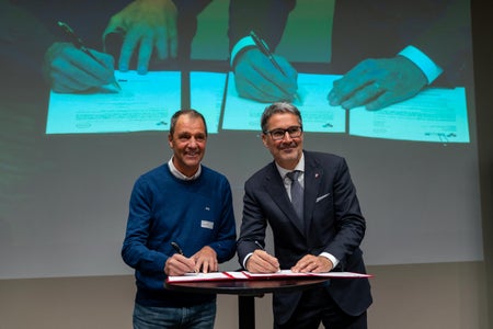Il presidente dell'Euregio Arno Kompatscher e Josef Günther Mair (presidente della Cooperativa per lo sviluppo regionale e la formazione di Sarentino) hanno firmato il memorandum d'intesa tra i progetti Interreg Digiway e E5 Green & Digital. (Foto: USP/Daniel von Johnston)