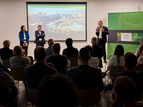 Landeshauptmann Arno Kompatscher, Ressortdirektor Alexander Gruber und Kastelruths Bürgermeisterin Cristina Pallanch (v.r.) betonten anlässlich der Tagung 50 Jahre Naturpark Schlern-Rosengarten in Seis die große Bedeutung des ältesten Schutzgebiets Südtirols. (Foto: LPA/Fabio Brucculeri)