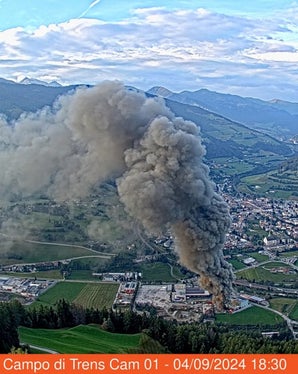 Un'immagine dall'alto della vasta e densa nube alzatasi a Vipiteno a seguito di un incendio scoppiato nella serata di oggi, attorno alle 18.30, in un magazzino dell'azienda “Mader”, nella frazione di Tunes. (Foto: webcam RAS)