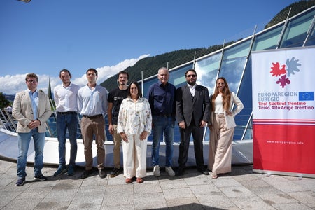 Euregio-Innovationspreis 2026: Gruppenfoto der Finalistinnen und Finalisten (von links) Yannick Back (Terra Atmos), Elia Fregonese und Antonio Maria Vizioli (beide Fraido), Philipp Tschaikner (KinCon Biolabs), Stefania Malfatti (Behavix), Michael Eckle und Andreas Hanschek (Vahle Automation und Universität Innsbruck), Beatrice Iaia (Biotitan) (Foto: Euregio/Armin Gluderer)