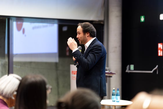 Stiamo lavorando intensamente e in un'ampia varietà di settori per migliorare ulteriormente le condizioni quadro affinché le vostre conoscenze e competenze possano contribuire all'ulteriore sviluppo della nostra società in futuro, ha dichiarato l'assessore provinciale Philipp Achammer. (Foto: USP/Ufficio per il diritto allo studio universitario/Nicola Chen)