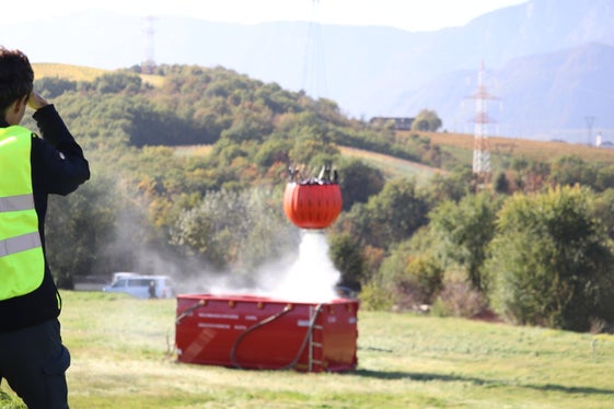 Punktgenauer Wasserabwurf aus dem außen am Super Puma angebrachten Bambi Bucket (Foto: LPA/Maja Clara)