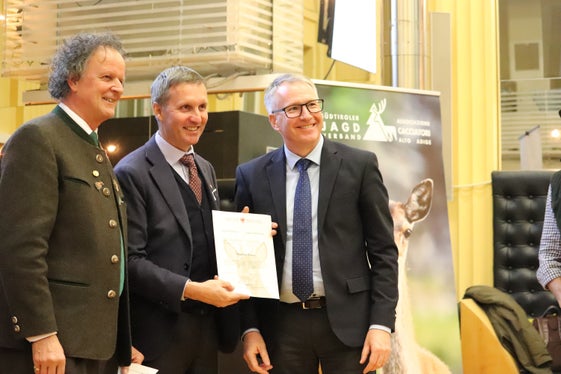 Jungjäger: Auch Bauernbund-Direktor Siegfried Rinner (rechts) erhielt gestern von Landesjägermeister Günther Rabensteiner (links) und Forstwirtschaftslandesrat Luis Walcher (Mitte) seinen Jagdbefähigungsnachweis. (Foto: LPA/Maja Clara)