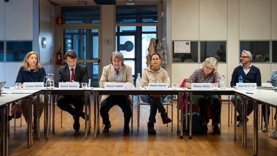 Die Koordinatorin des Arbeitstisches Patrizia Corazza, der beigeordnete Vizepräfekt Gianluca Facchini, Gesundheitslandesrat Hubert Messner, die Direktorin des Departements für Gesundheitsvorsorge und operative Koordinatorin des Landespräventionsplans 2027–2031 Dagmar Regele, die geschäftsführende Primaria des Dienstes für Abhängigkeitserkrankungen Bettina Meraner und Massimiliano Ghezzi, im Landesamt für Gesundheitsbetreuung zuständig für Abhängigkeitserkrankungen, bei der Sitzung des des bereichsübergreifenden Arbeitstisches zur Suchtprävention im schulischen Bereich. (Foto: LPA/Fabio Brucculeri)