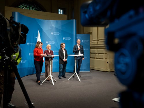 Landesrätin Rosmarie Pamer, Amtsdirektorin Astrid Wiest, Silvia Dinale von der Dienststelle Adoption Südtirol und Jugendrichter Benno Baumgartner informierten dazu, wie Adoptionen in Südtirol geregelt sind. (Foto: LPA/Fabio Brucculeri)