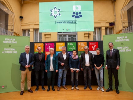 Die Beteiligungsformate zum Klimaplan Südtirol 2040 starten in Kürze: (v.l.) Ulrich Santa, Marc Zebisch, Klaudia Resch, Peter Lang, Emanuela Passerini, Federico Giudiceandrea, Ruth Heidingsfelder und LH Arno Kompatscher bei der Vorstellung von Klimabürgerrat und Stakeholder Forum Klima. 