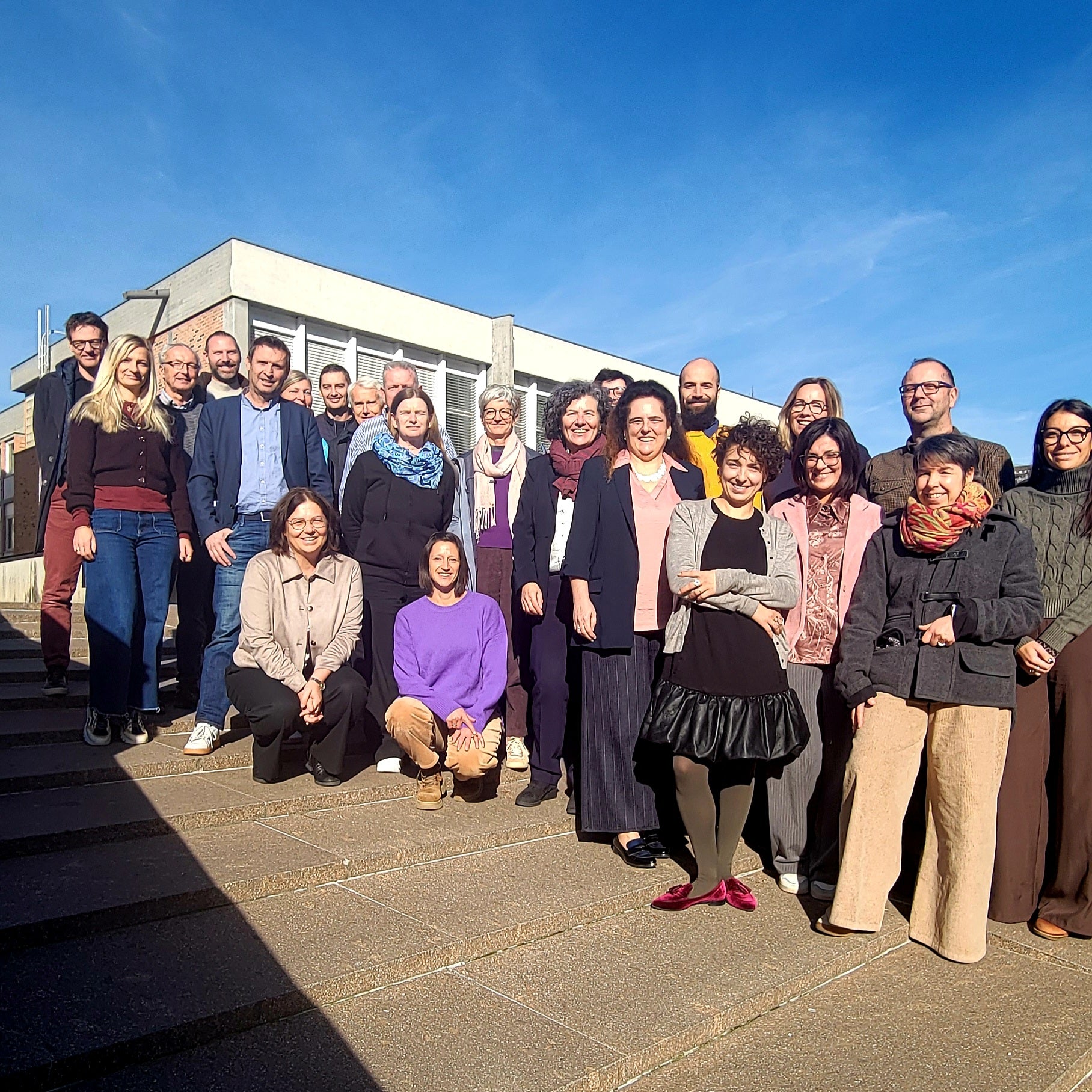 Die Leiterinnen und Leiter der 12 großen Südtiroler Weiterbildungseinrichtungen beim Jahrestreffen in der Cusanus-Akademie in Brixen. (Foto: Amt für Weiterbildung und Sprachen/Cusanus Akademie Andrea Oberfrank)