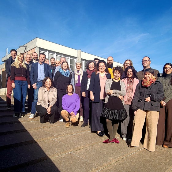 Die Leiterinnen und Leiter der 12 großen Südtiroler Weiterbildungseinrichtungen beim Jahrestreffen in der Cusanus-Akademie in Brixen. (Foto: Amt für Weiterbildung und Sprachen/Cusanus Akademie Andrea Oberfrank)