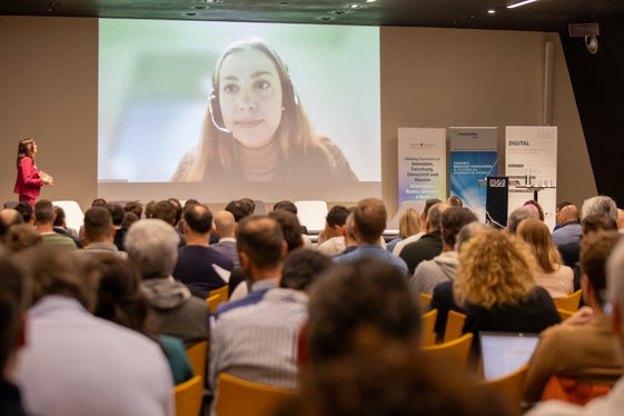 Giulia Carsaniga, Ufficio AI della Commissione Europea, si è collegata da Bruxelles e ha fornito informazioni sull'approccio europeo alla gestione dell'intelligenza artificiale. (Foto: USP/Bernhard Aichner)