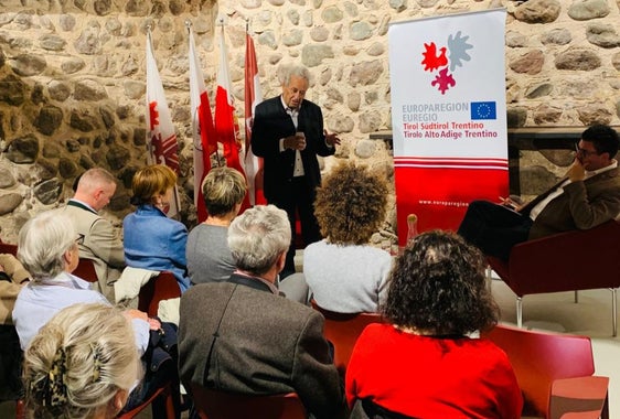 L’ex presidente del Tirolo Wendelin Weingartner ha tenuto ieri (27 ottobre) presso la Casa della Pesa a Bolzano un incontro informale in cui ha illustrato gli inizi dell'Euregio (Foto: Euregio)