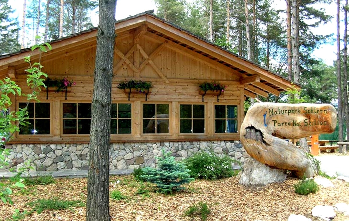 I Comuni possono ottenere incentivazioni per la gestione dei Centri visite e dei punti informativi dei parchi naturali e del Parco nazionale dello Stelvio. Nella foto il punto info presso il Laghetto di Fié allo Sciliar. (Foto: ASP)