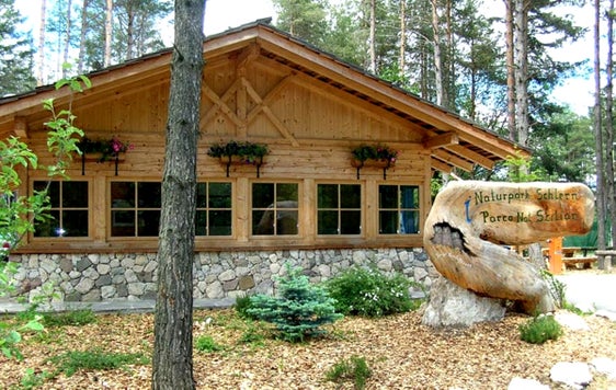 I Comuni possono ottenere incentivazioni per la gestione dei Centri visite e dei punti informativi dei parchi naturali e del Parco nazionale dello Stelvio. Nella foto il punto info presso il Laghetto di Fié allo Sciliar. (Foto: ASP)