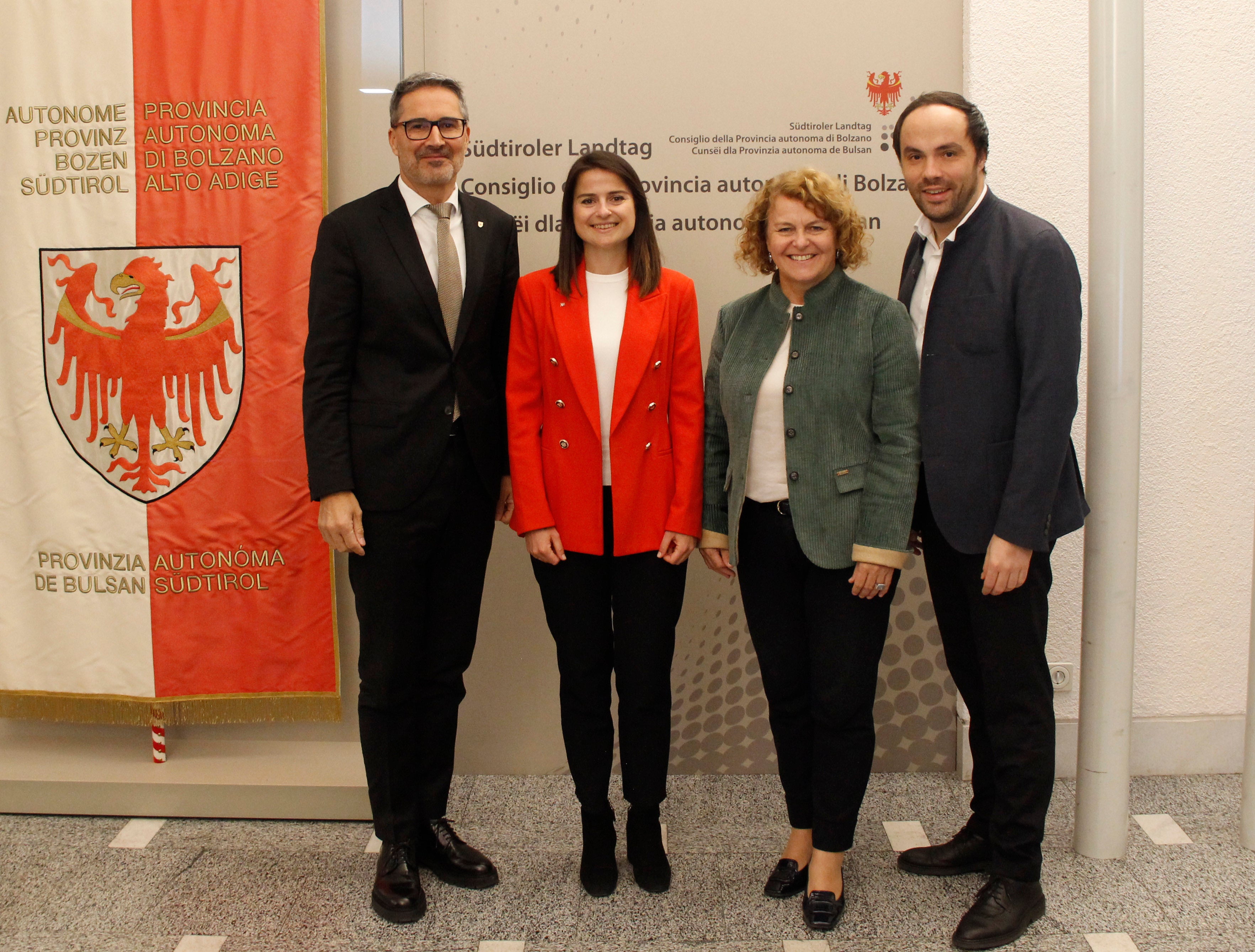 La Garante per l'infanzia e l'adolescenza,&nbsp;Daniela Höller ha incontrato il presidente Arno Kompatscher e gli assessori provinciali Rosmarie Pamer e Philipp Achammer per riferire sulle attività riguardanti la tutela sui diritti e gli interessi dei bambini e dei ragazzi. (Foto: USP/Hannes Wisthaler)
