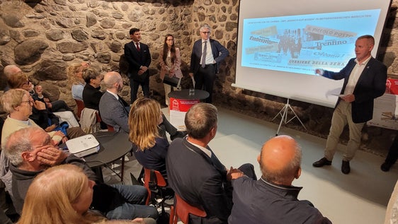  Christoph von Ach (stehend l.) vom Euregio-Generalsekretariat führte in den Abend ein. (Foto: Euregio/Armin Gluderer)