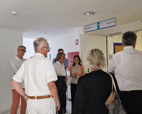 Durante la visita guidata e i colloqui con dirigenza e personale dell’Azienda sanitaria di Merano, l’assessore provinciale alla sanità Hubert Messner (3° da sinistra) si è informato sulla situazione attuale ed ha raccolto suggerimenti per il futuro. (Foto: USP /Angelika Schrott)