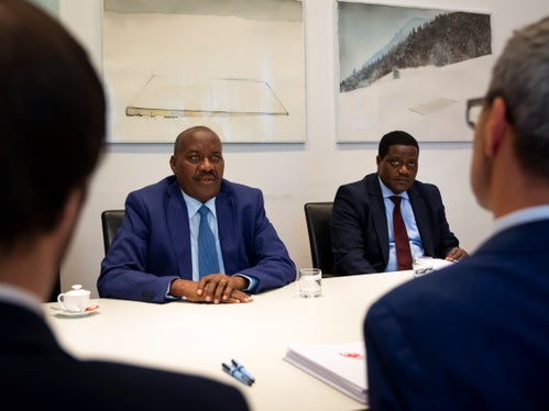 Ernest Ndabashinze (links), Botschafter von Burundi, und sein Berater Emile Butoy erzälten Landesrat Philipp Achammer (von hinten links) und Landeshauptmann Arno Kompatscher (vorne rechts) vom Bildungssystem im ostafrikanischen Binnenstaat. (Foto: LPA/Fabio Brucculeri)