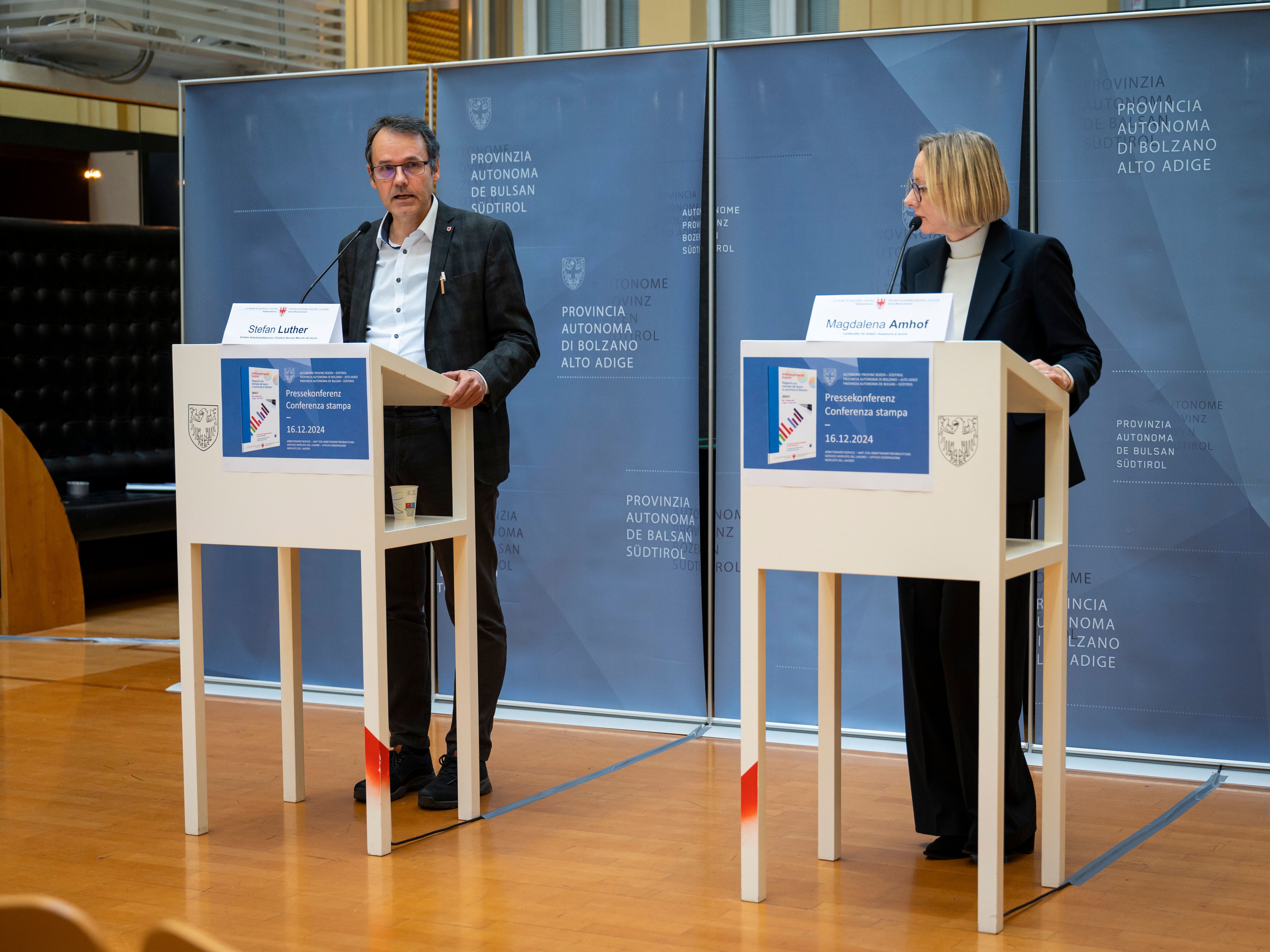 Il 13 giugno, il direttore della Ripartizione Servizio Mercato del lavoro Stefan Luther (a sinistra nella foto) e l'assessora provinciale al Lavoro Magdalena Amhof presenteranno il rapporto sul mercato del lavoro 2025/1. (Foto: USP/Fabio Brucculeri)