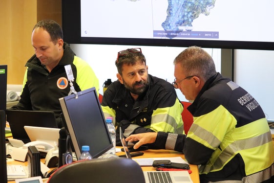 La prova d’allarme consente alla popolazione di familiarizzare con il segnale di allerta. Nel Centro Situazioni provinciale sono state testate le procedure operative; nella foto, da sinistra, Jonas Hochkofler, il caposquadra Patrick Albertini e l’ufficiale del Corpo permanente dei Vigili del fuoco Marco Baldasso. (Foto: USP/Maja Clara)