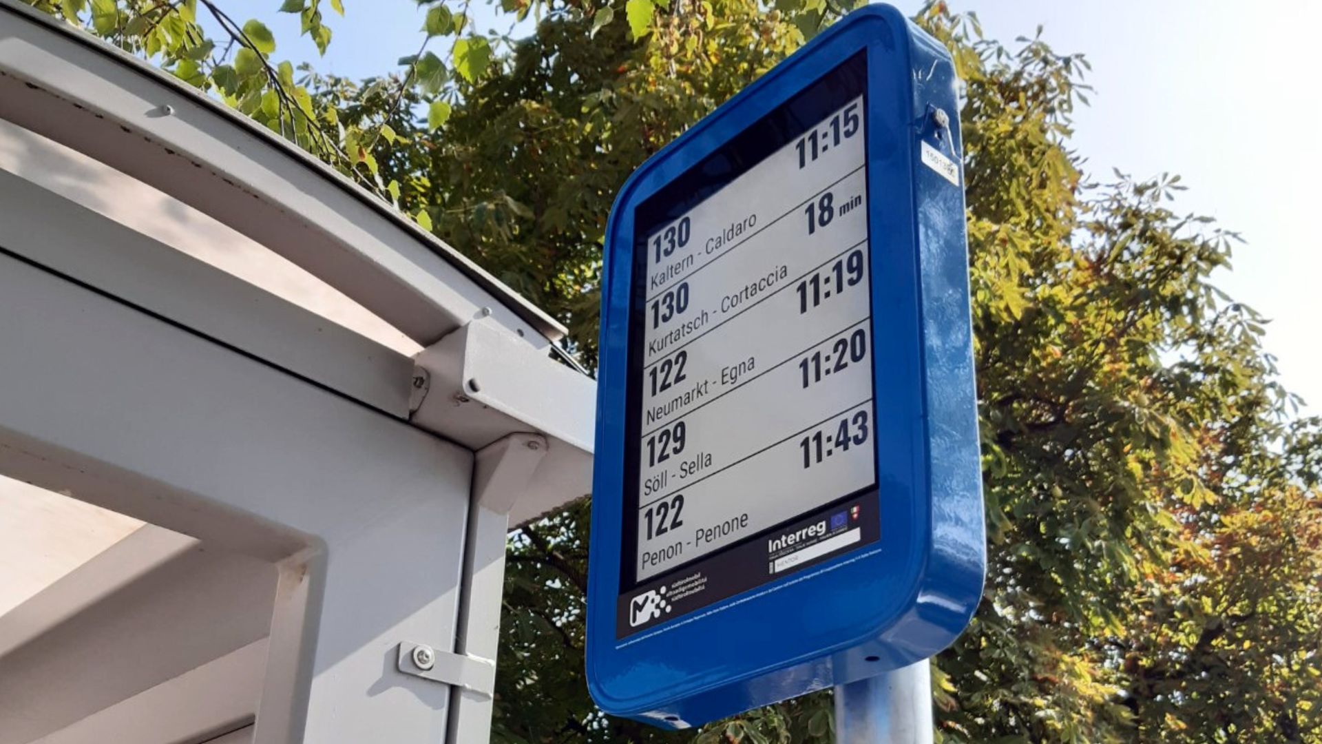Echtzeitdaten zu den Busverbindungen gibt es für die Fahrgäste in Tramin am Mindelheimerplatz seit Kurzem auf einem innovativen E-Paper-Display zum Ablesen oder Anhören. Mit diesem Pilotprojekt setzt das Mobilitätsressort des Landes auf E-Paper-Technologie. (Foto: LPA/Sta)