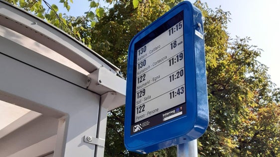 Echtzeitdaten zu den Busverbindungen gibt es für die Fahrgäste in Tramin am Mindelheimerplatz seit Kurzem auf einem innovativen E-Paper-Display zum Ablesen oder Anhören. Mit diesem Pilotprojekt setzt das Mobilitätsressort des Landes auf E-Paper-Technologie. (Foto: LPA/Sta)