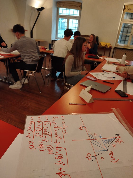 Alla Haus Noldin di Salorno 22esima edizione de "La Bottega del Matematico" con 30 partecipanti e forte presenza femminile. Un contatto diretto con il ragionamento scientifico e il lavoro di squadra. (Foto: USP)