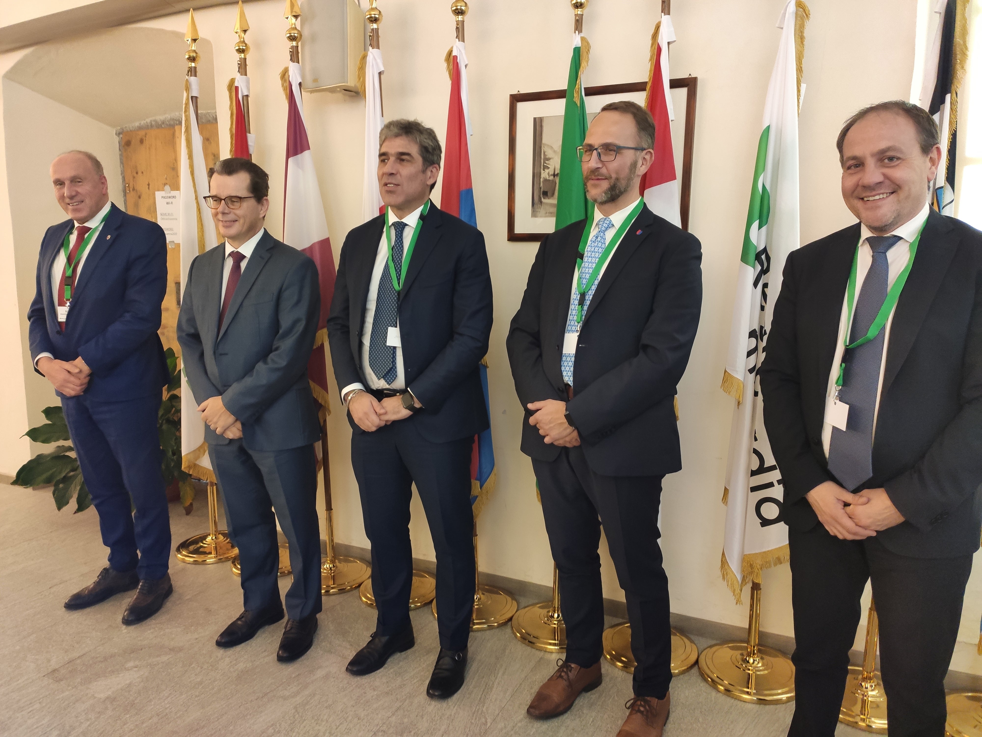 Landeshauptmannstellvertreter Vettorato mit den in Chiavenna anwesenden Regierungsvertretern der Arge Alp, im Bild v.l. Mario Tonina (LH-Stellvertreter Trentino), Clemens Mantl (österreichischer Generalkonsul), Alan Christian Rizzi, Norman Gobbi (Regierungschef Kanton Tessin) (Foto. Region Lombardei)