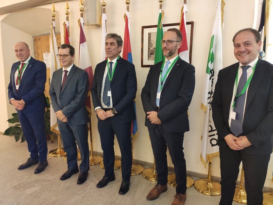 Landeshauptmannstellvertreter Vettorato mit den in Chiavenna anwesenden Regierungsvertretern der Arge Alp, im Bild v.l. Mario Tonina (LH-Stellvertreter Trentino), Clemens Mantl (österreichischer Generalkonsul), Alan Christian Rizzi, Norman Gobbi (Regierungschef Kanton Tessin) (Foto. Region Lombardei)