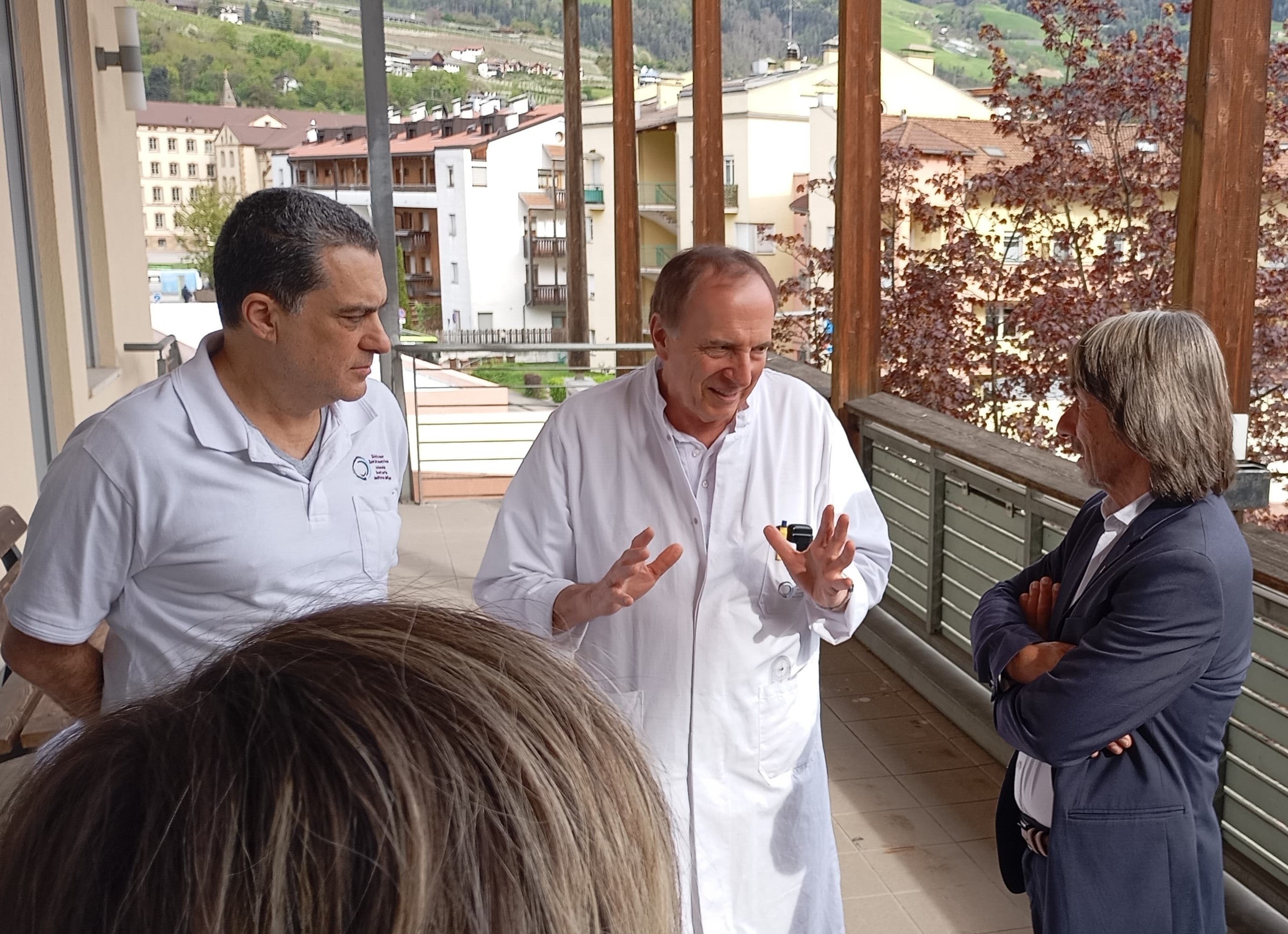 Ärztlicher Direktor Marco Mancini und Primar Christian Schaller im Gespräch mit Gesundheitslandesrat Hubert Messner. (Foto: LPA/Karin Leiter)