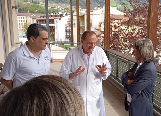 Il direttore sanitario Marco Mancini e il primario Christian Schaller dialogano con l'assessore Messner. (Foto: ASP/Karin Leiter