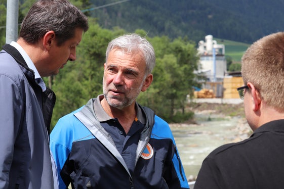 Bevölkerungsschutzlandesrat Arnold Schuler (Mitte) bei der Baustellenbesichtigung an der Rienz in Olang im Gespräch mit Bürgermeister Georg Reden (l.) und dem Kommandanten der Freiwilligen Feuerwehr Oberolang Werner Töchterle (Foto: LPA/Maja Clara)