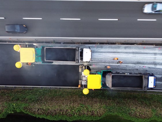 Una veduta aerea dei lavori di asfaltatura svolti nei giorni scorsi lungo la MeBo, nel tratto tra le uscite di Appiano e Bolzano Sud. (Foto: Servizio strade)