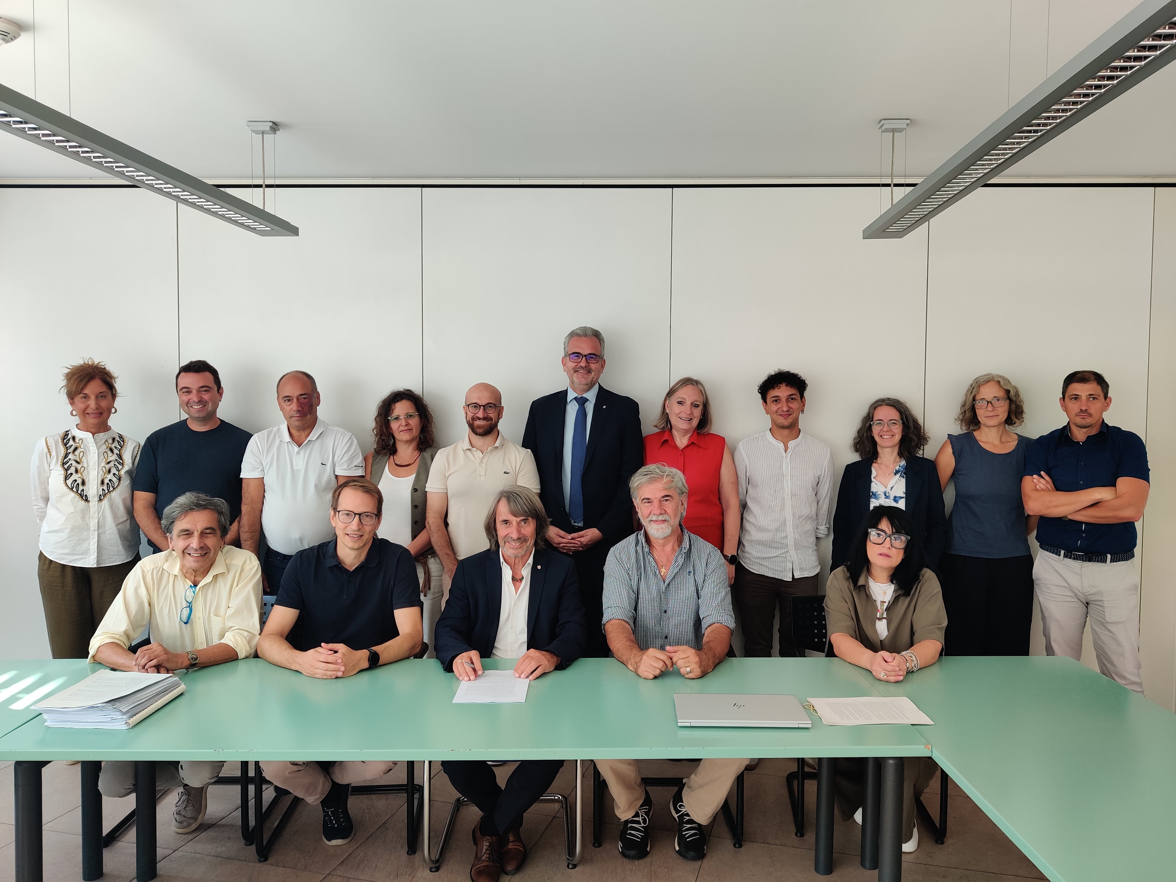 L'assessore provinciale alla Prevenzione sanitaria e alla Salute Hubert Messner (in primo piano al centro) con i membri della delegazione pubblica e i rappresentanti sindacali in occasione della firma dell'accordo per il contratto integrativo provinciale per la medicina generale. (Foto: USP/Samuel Vieider)