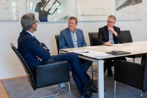 Austausch über landwirtschaftliche und politische Themen: Landeshauptmann Arno Kompatscher, Bauernbundobmann Daniel Gasser und Bauernbunddirektor Siegfried Rinner. (Foto: LPA/Greta Stuefer)