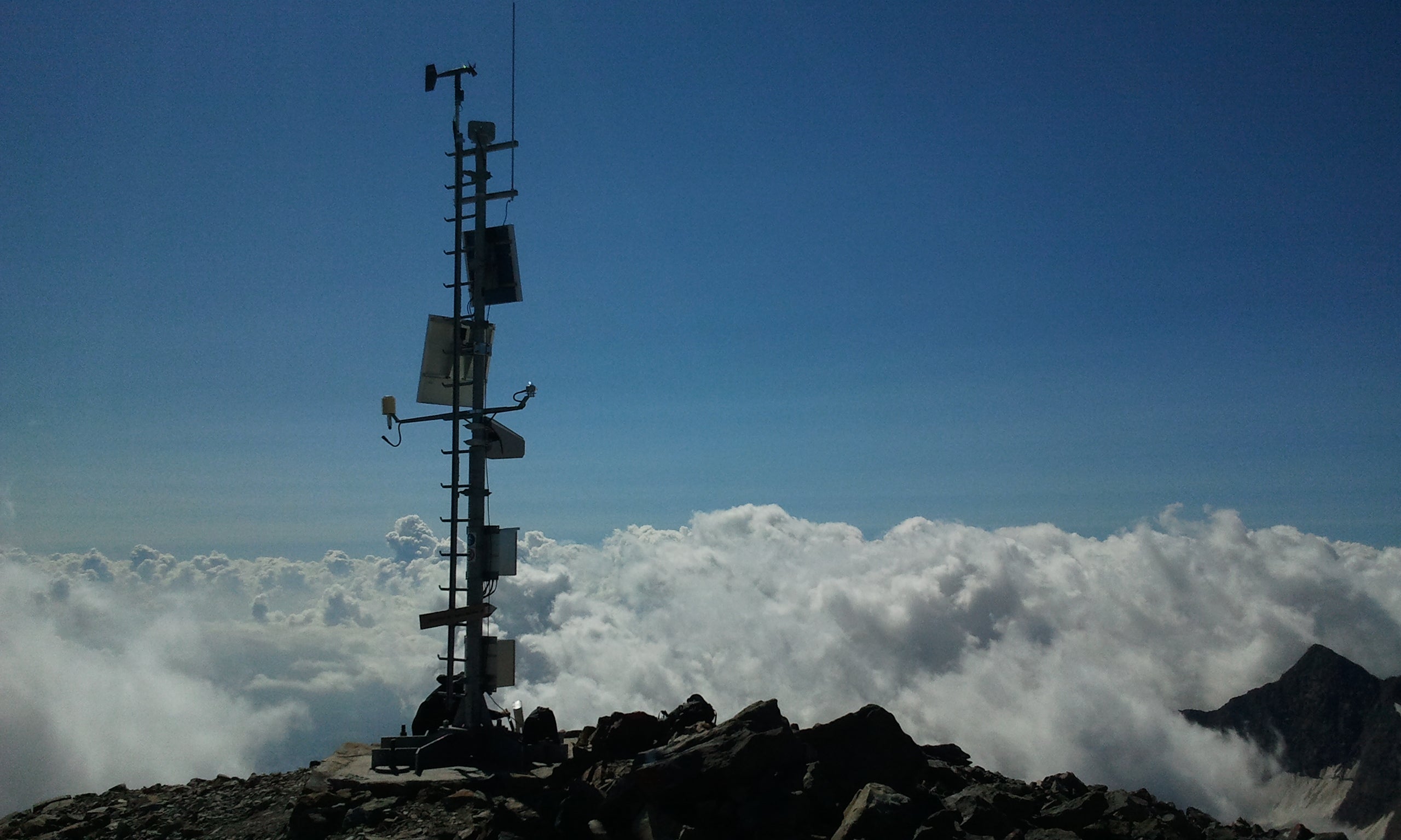 Am 19. Jänner wurde auf Südtirols höchster Wetterstation, dem Signalgipfel des Wilden Freigers (im Bild), mit minus 24,6 Grad Celsius die niedrigste Temperatur in einem ansonsten ausnehmend warmen Winter gemessen. (Foto: LPA/Landesamt für Meteorologie und Lawinenwarnung in der Agentur für Bevölkerungsschutz)