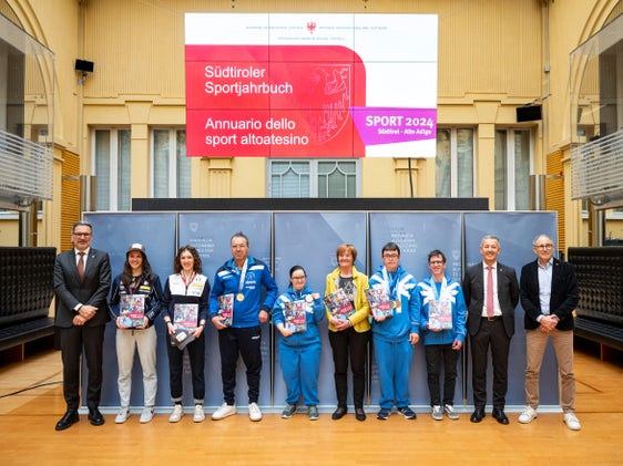 Waren bei der Vorstellung des Sportjahrbuchs 2024 dabei (von links): Landeshauptmann Arno Kompatscher, die Skispringerinnen Lara und Jessica Malsiner, die Special Olympics Athleten Georg Verginer, Martina Zambarda, Special Olympics Südtirol-Präsidentin Martha Stocker, Laurin Schedereit und Peter Schroffenegger, Landesrat Peter Brunner und Amtsdirektor Armin Hölzl. (Foto: LPA/Fabio Brucculeri)