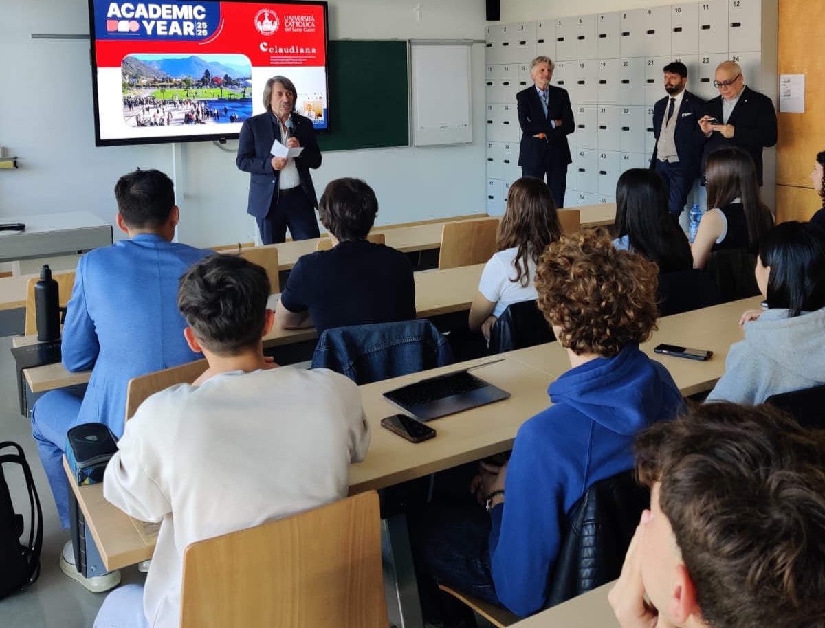Das neue Studienjahr des englischsprachigen Medizinstudiengangs Medicine and Surgery an der Claudiana in Bozen hat begonnen. Bei der ersten Vorlesung war der Gesundheitslandesrat Hubert Messner mit dabei und begrüßte die Studierenden. (Foto: LPA/Ressort Gesundheitsvorsorge und Gesundheit)