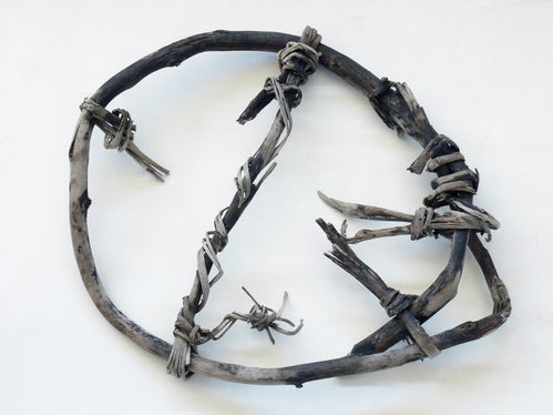 Über Fundstücke lässt sich Südtirols Geschichte erzählen: Dieser Schneereif, datiert auf 3800-3700 vor Christus, wurde am Gurgler Eisloch am Alpenhauptkamm zwischen Österreich und Italien, im Pfossental im Schnalstal, gefunden. (Foto: LPA/Amt für Archäologie)