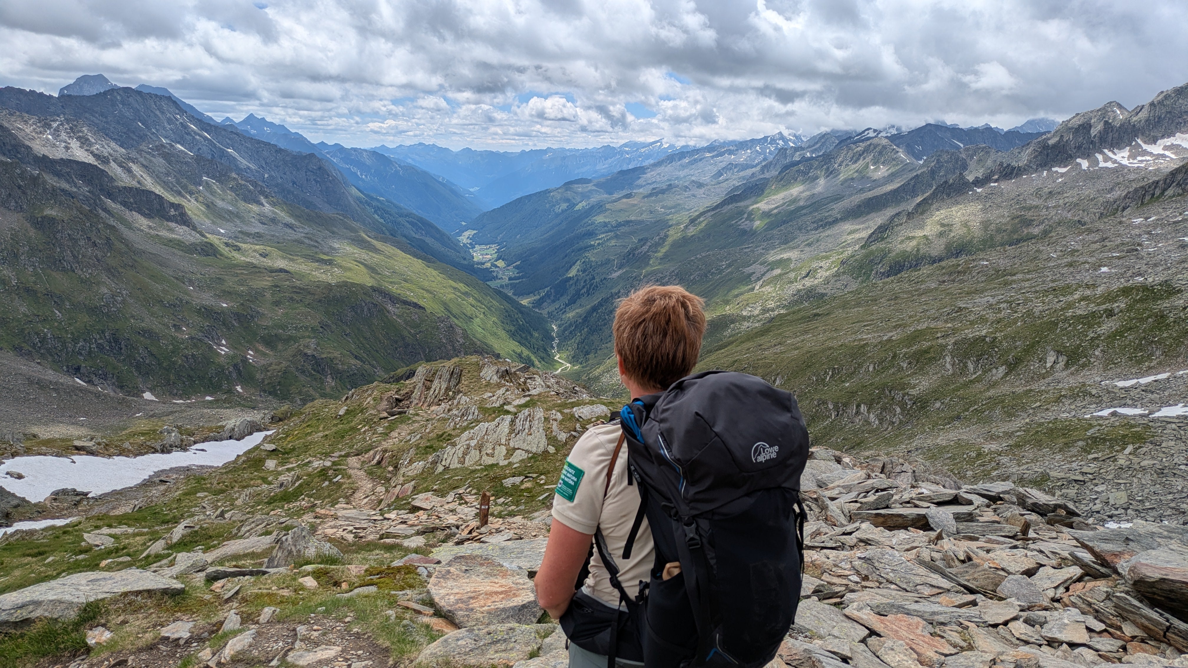 Naturschutz zum Anfassen: Die Ranger informieren Besucherinnen und Besucher nicht nur in den Naturparkhäusern, sondern auch in den Naturparks vor Ort an den Hauptwanderrouten und Hauptzugängen. (Foto: Landesamt für Natur/Barbara Braunhofer)