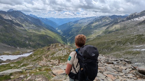 La conservazione della natura si può toccare con mano: i ranger informano i visitatori non solo nei centri visite, ma anche nei parchi naturali in loco presso i principali percorsi escursionistici e i principali punti di accesso. (Foto: Ufficio Natura/Barbara Braunhofer)