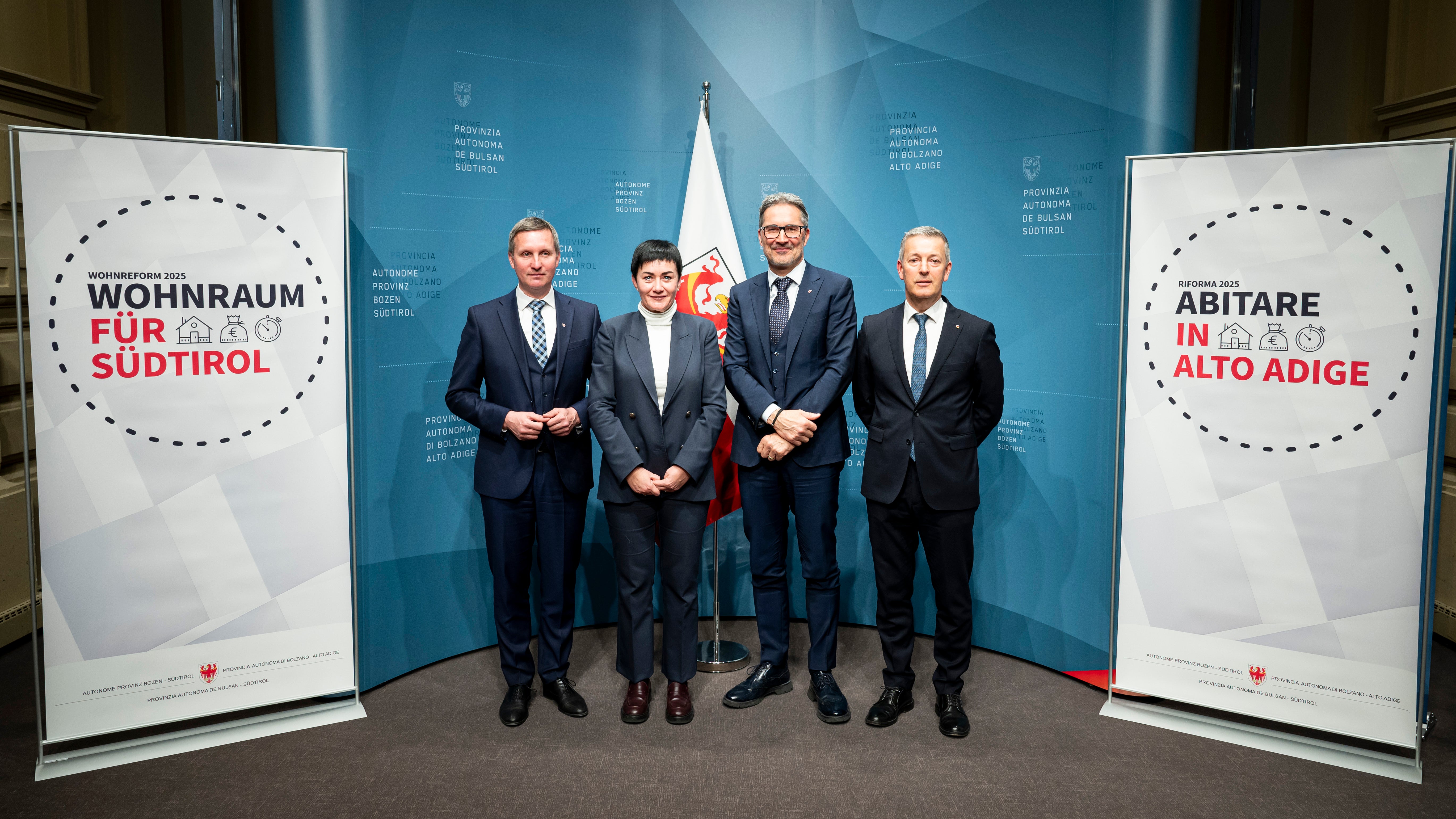 Mit der Wohnreform 2025 will die Landesregierung Wohnraum für Ansässige sichern und verfügbar machen, aber auch die heute geltenden Fördermöglichkeiten vereinfachen und beschleunigen. Heute wurde das Maßnahmenpaket von Landesrat Luis Walcher (im Bild von links), Landesrätin Ulli Mair, Landeshauptmann Arno Kompatscher und Landesrat Peter Brunner vorgestellt. (Foto: LPA/Fabio Brucculeri)

