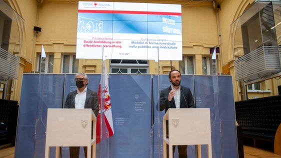 In futuro la pubblica amministrazione potrà formare i futuri assunti. Il presidente del Consorzio dei Comuni Schatzer (sx) e l'assessore Achammer (dx) hanno illustrato oggi il concetto. (Foto: ASP/Fabio Brucculeri)