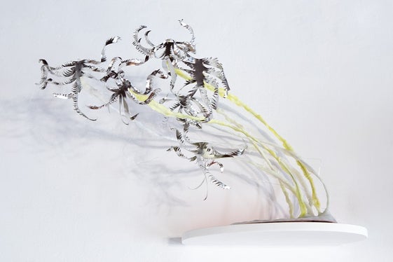 In occasione della cerimonia di premiazione, alcune opere di Sophia Mairer sono esposte al Kulturcafè Salina di Glorenza. Nell'immagine il quadro intitolato we resemble ballet figures, del 2020. Le opere sono esposte sino al 10 ottobre (Foto: ASP/Bürgergenossenschaft Obervinschgau)