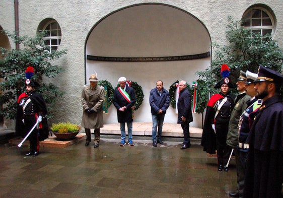 L'assessore provinciale Giuliano Vettorato (terzo da sinistra) alla cerimonia di commemorazione dei Caduti assieme al comandante delle Truppe Alpine, generale di corpo d'armata Ignazio Gamba, al sindaco di Bolzano, Renzo Caramaschi, e al commissario del Governo per la provincia di Bolzano, Vito Cusumano, da sinistra e destra (Foto: Ufficio stampa Comune di Bolzano/Michele Pasqualotto) 