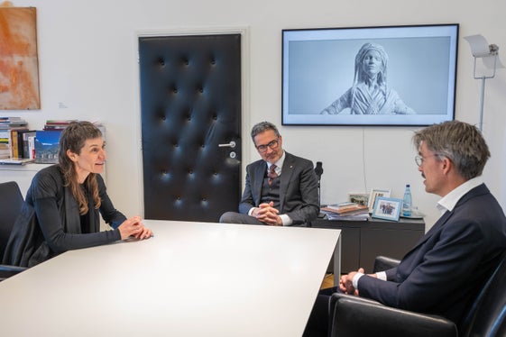 La nuova presidente del Museion, Tanja Pichler, e il direttore del Museion, Bart van der Heide (a destra), hanno discusso con il presidente della Provincia Arno Kompatscher dello sviluppo del museo. (Foto: USP/Silvia Obwexer)