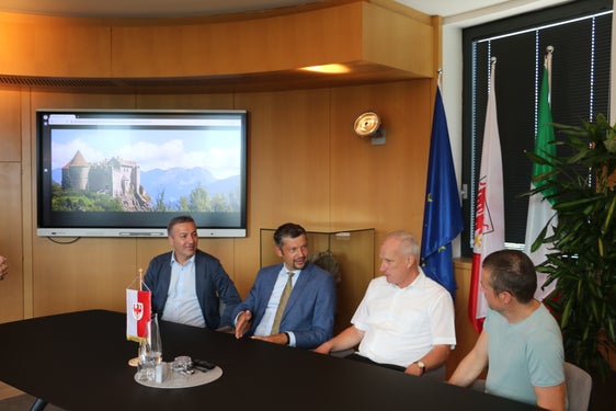 Da sinistra il direttore della Ripartizione Infrastrutture Umberto Simone, l'assessore provinciale alla Mobilità Daniel Alfreider, il sindaco di Castelbello Gustav Tappeiner e il responsabile unico del procedimento Augustin Hueber vogliono che i lavori per la costruzione della circonvallazione di Castelbello proseguano al più presto (Foto: ASP/Patrick Thaler)