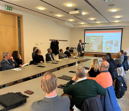 Al Tavolo tecnico sulla qualità dell'aria, gli esperti dell'Agenzia provinciale per l'ambiente e la tutela del clima (in piedi nella foto, Luca Verdi) hanno presentato i dati sulla qualità dell'aria in Alto Adige nel 2022. Rispetto all'anno precedente, i dati riferiti ai livelli di biossido di azoto sono in netto miglioramento. (Foto: ASP/Marciano)