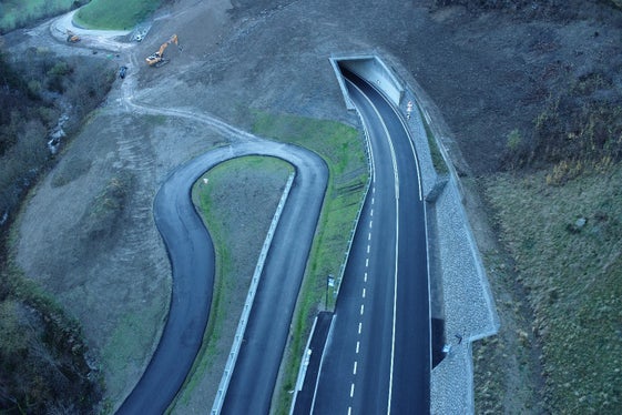 Die neue Lawinengalerie bei Pieterstein in der Gemeinde Mühlwald hat eine Gesamtlänge von 90 Metern und wird von einem 195 Meter langen Steinschlagschutzdamm flankiert. (Foto: LPA/Lukas Schnarf)
