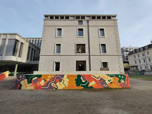 Un'immagine del murale realizzato davanti alla scuola Segantini di Merano, dedicato al tema della violenza di genere. (Foto: USP)