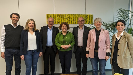 Die Sozialgenossenschaft Wohnen im Alter und das Land wollen für die Entwicklung neuer Wohnmodelle für ältere Menschen zusammenarbeiten (v.l.) Leonhard Resch (Projektleiter Wohnen im Alter), Monica Devilli (Vizeobfrau Wohnen im Alter), Otto von Dellemann (Obmann Wohnen im Alter), Landesrätin Rosmarie Pamer, Reinhard Mahlknecht (Vorstandsmitglied Wohnen im Alter) , Ressortdirektorin Michela Morandini und Berni Lunger (Projektleiterin Wohnen im Alter). (Foto: LPA/Hannes Wisthaler)