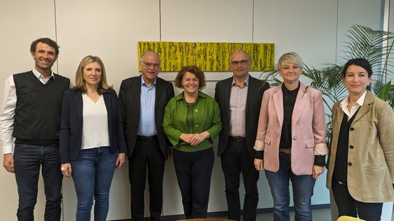 Nei giorni scorsi la cooperativa “Abitare nella terza età” ha incontrato l’assessora alla Coesione sociale Pamer. Da sinistra: Leonhard Resch (project manager), Monica Devilli (vicepresidente), Otto von Dellemann (presidente), l'assessora provinciale Rosmarie Pamer, Reinhard Mahlknecht (rappresentante del direttivo), la direttrice del Dipartimento Michela Morandini e la project manager Berni Lunger (Foto: ASP/Hannes Wisthaler)